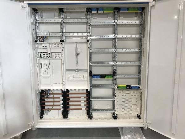 Hager Zählerschrank 1x eHZ Zählerfeld + 1x 3.HZ- TSG + 1x Verteilerfeld + 1x Verteilerfeld mit APZ-Raum ZB34S (inkl. Datenschnittstelle und RJ45-Buchse)